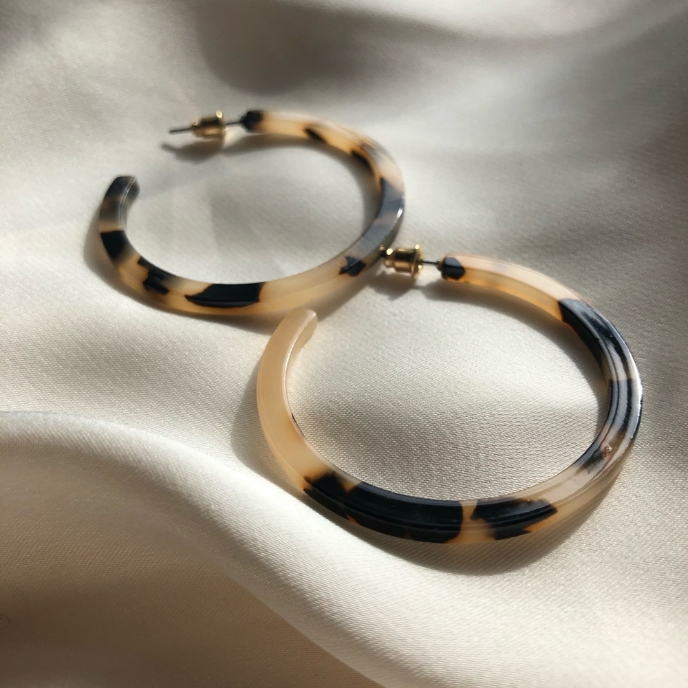 Leopard Pattern Hoop Earrings - Picture 4 of 7
